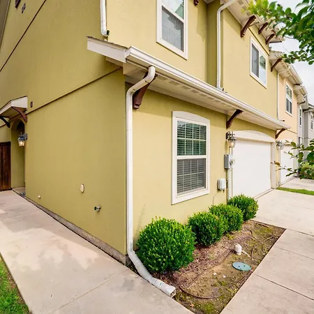 Pet-Friendly Irving Townhome With Patio And Grill!